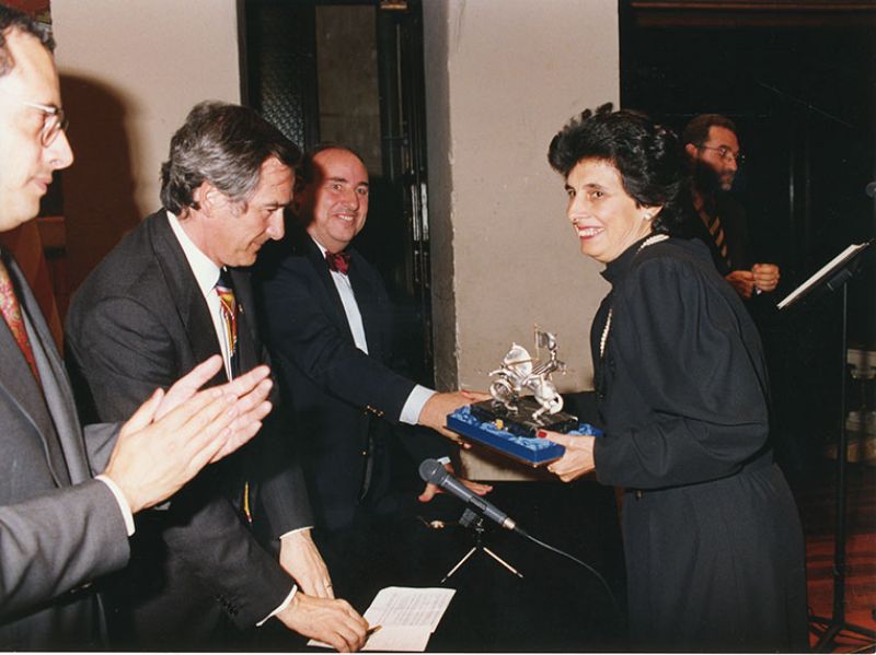 Mª Dolores Díaz-Ambrona, Vicerrectora de Educación Permanente de la UNED, recibe el premio Sant Jordi en la Tercera Fiesta de la Sanidad Catalana (Imagen de Javier Zamora, 1994).
