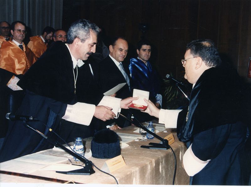El Rector Jenaro Costas entrega la Medalla de Oro de la Universidad al anterior Rector, el profesor Mariano Artés, durante el acto de apertura del curso académico 1995/96 (Imagen de Estudio Fotográfico Portillo, 1995).
