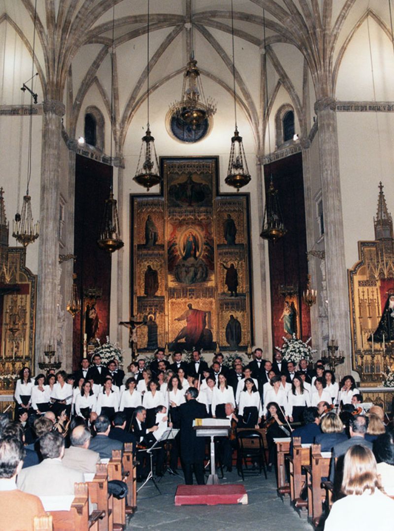 Iglesia de los Jerónimos de Madrid donde tuvo lugar el concierto de la orquesta Arcos y del Coro de la UNED, dentro de los actos de conmemoración del 25 aniversario de la Universidad (Imagen de Jesús Mendo, 1998).