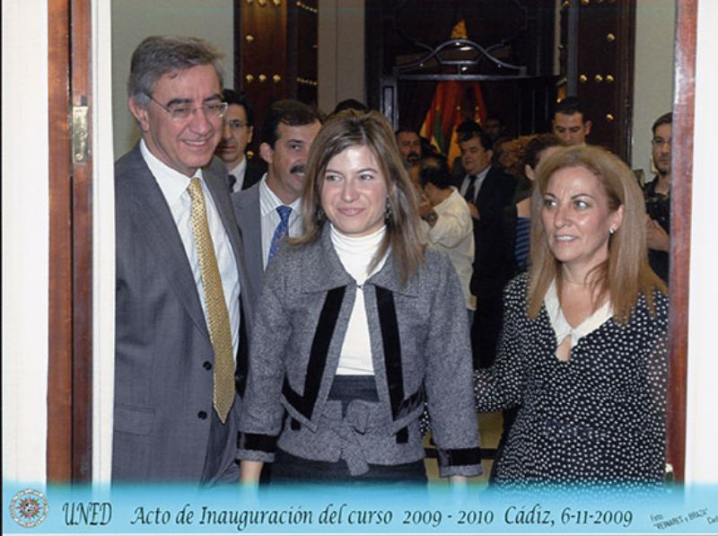 Acto de inauguración del curso académico 2009/2010 del Centro Asociado de la UNED en Cádiz, al que asistió la Ministra de Igualdad, Bibiana Aído, acompañada por el Rector de la UNED, Juan Antonio Gimeno (Imagen de Reinares y Braza, 2009).