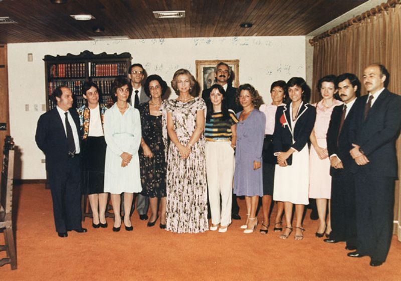 Retrato colectivo de la Reina doña Sofía junto a alumnos de la UNED durante una recepción ofrecida en Caracas el día 28 de julio de 1983.