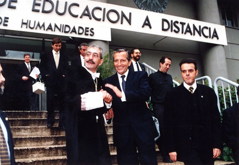 El Rector Jenaro Costas recibe a Adolfo Suárez el día del acto de inauguración del Instituto Universitario General Gutiérrez Mellado (Imagen de Jesús Mendo, 1997).