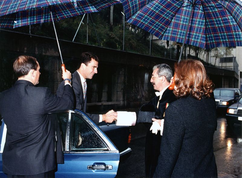 El Rector Jenaro Costas recibe al Príncipe Felipe de Borbón bajo la lluvia en la entrada del edificio de Humanidades con motivo del acto de apertura del Curso Académico 1997/1998 (Imagen de Jesús Mendo, 1997).