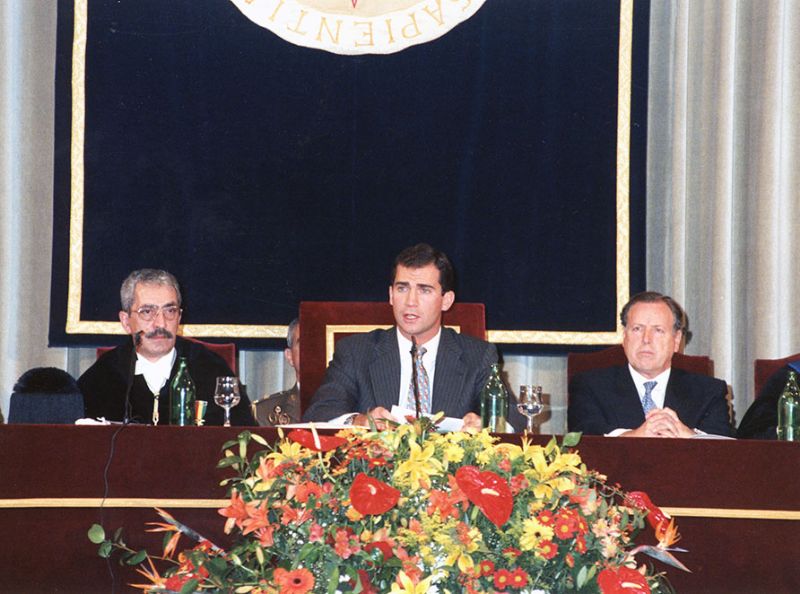 El Príncipe Felipe de Borbón pronuncia su discurso en el acto de apertura del curso  académico 1997/98, junto al Rector Jenaro Costas yJosé María Álvarez del Manzano, Alcalde de Madrid (Imagen de Jesús Mendo, 1997).