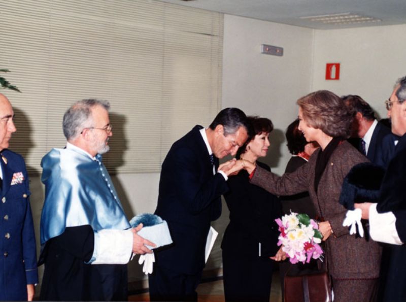 Imagen del momento en que el expresidente del gobierno, Adolfo Suárez, besa la mano de la Reina Sofía, en los momentos previos a la inauguración del Instituto Universitario General Gutiérrez Mellado (Imagen de Jesús Mendo, 1997). 