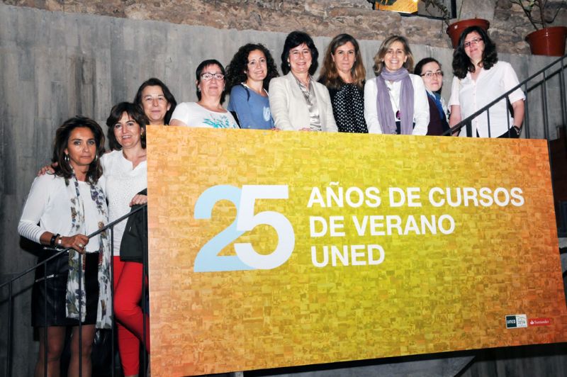 Retrato de grupo del personal del Archivo General en la inauguración de la Exposición “25 Años de los Cursos de Verano” (Imagen de José Rodríguez, 2014).