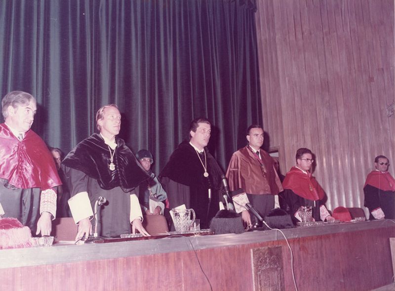 Vista de la mesa presidencial durante el acto solemne de apertura del curso académico 1982/1983, celebrado en el Salón de Actos de la Facultad de Bellas Artes de la Universidad Complutense de Madrid (Imagen de Estudio Fotográfico Portillo, 1982).