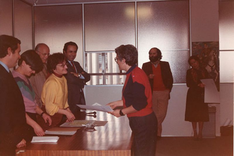 Entrega de los primeros diplomas de Enfermería A.T.S. durante el curso 1983/1984, que son entregados por la Rectora, Elisa Pérez Vera (1983).