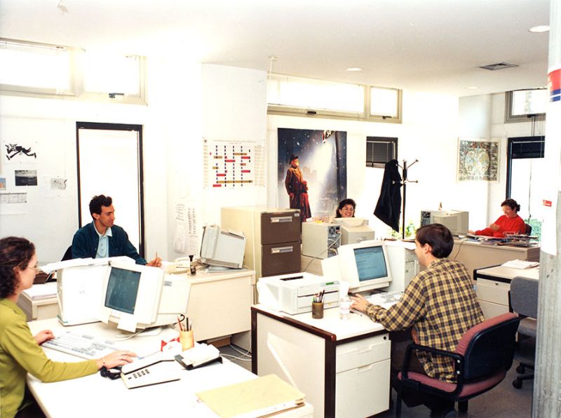 Personal de la UNED trabajando en el Negociado de Alumnos de la Escuela de Informática, ubicada en la planta -1 del Edificio de la Biblioteca Central (Imagen de Jesús Mendo, 1998).