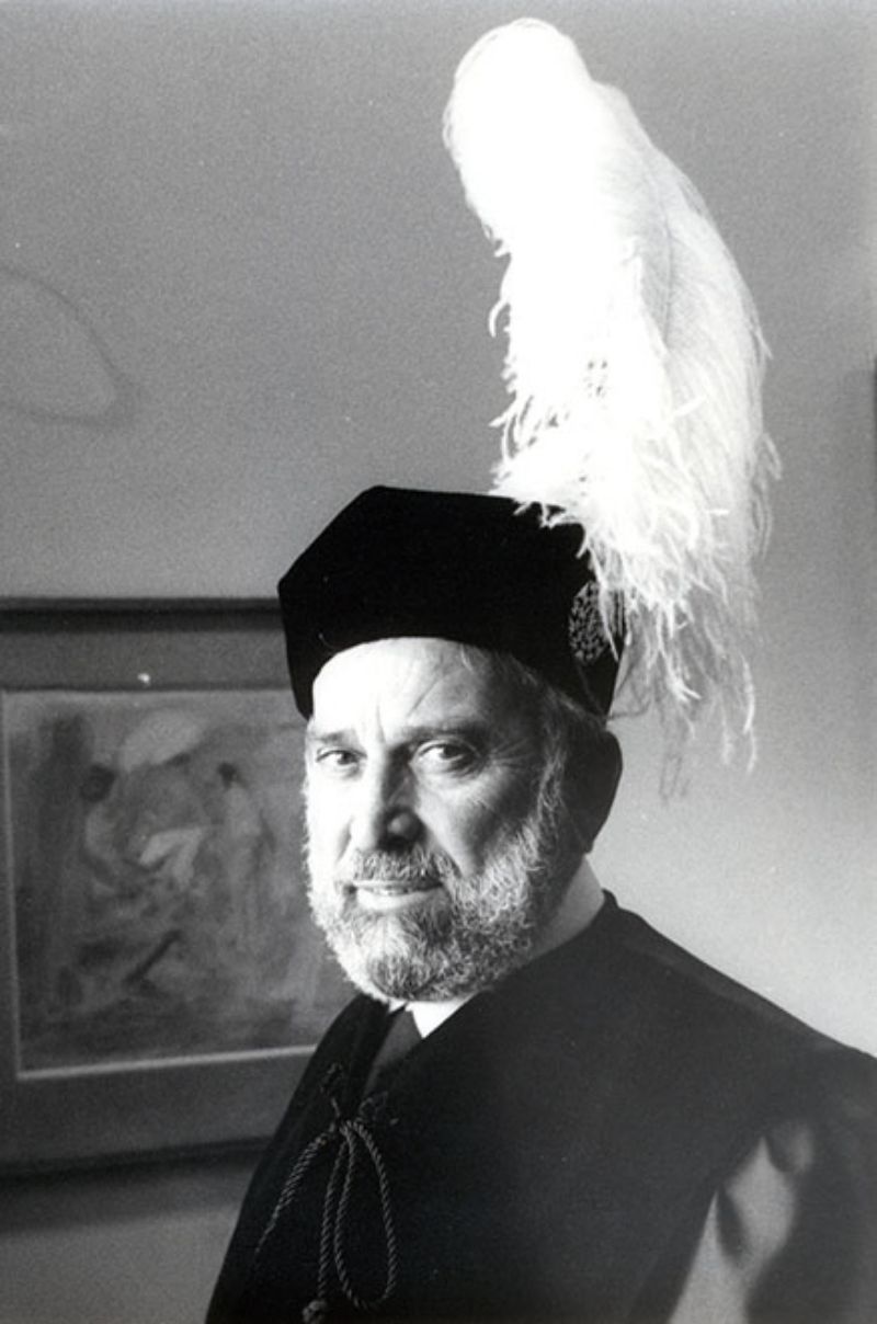 Retrato en blanco y negro de José Varela Ayuso, Jefe de Bedeles de la UNED y Macero en el acto de apertura del curso académico 1983/1984 de las universidades madrileñas y la UNED (1983).