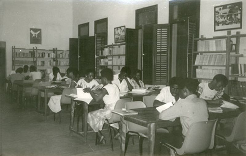 Alumnos estudiando en la sala de la Biblioteca del Centro Asociado de Malabo, situada en la planta superior del edificio del Centro Cultural Hispano Guineano (1983).