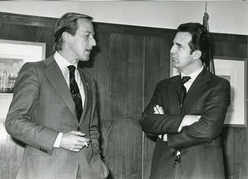 Imagen del Rector, Tomás Ramón Fernández Rodríguez y el Director General de RTVE, Fernando Arias-Salgado, conversando tras la firma del convenio entre ambas instituciones en 1979.