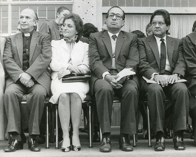 Elisa Pérez Vera, Rectora de la UNED, asiste al acto de apertura de la Universidad a Distancia de Colombia. A su izquierda está sentado Octavio Arizmendi, Rector de la Universidad de La Sabana (Bogotá, 1983). 