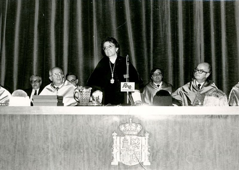 La Rectora Elisa Pérez Vera preside el acto de apertura del curso académico 1983/1984 que tuvo lugar en el Salón de Actos de la Facultad de Bellas Artes de la Universidad Complutense (1983).