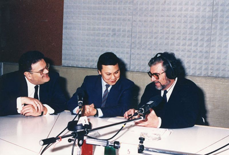 El Rector, Mariano Artés, sentado junto al Ministro de Educación de Portugal y José Mª Rupérez (Tote) durante la grabación de un programa de radio con motivo de su visita a la UNED (1989).
