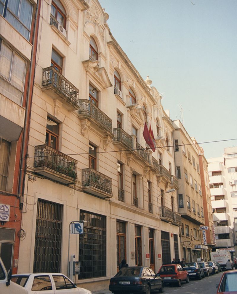 Vista general de la fachada del Centro Asociado de Albacete, en su sede de la calle Isaac Peral, número 11. Este edificio fue la primera ubicación del Centro Asociado hasta que en abril de 1999 se trasladó a su emplazamiento actual (Imagen de Foto Estudio José Luis, 1996).