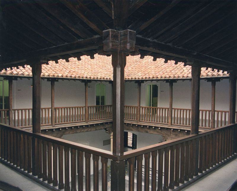 Claustro de la Biblioteca del Centro Asociado de Albacete en el edificio "Posada del Rosario", situado en el Pasaje de la Posada (Imagen de Foto Estudio José Luis, 1996).