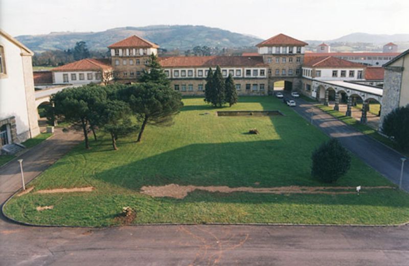 Imagen de la fachada del Centro Asociado de Asturias (1996).