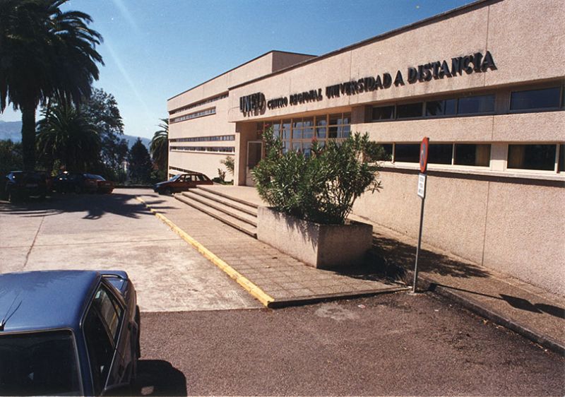 Fachada principal del Centro Asociado de Pontevedra (Imagen de Estudio Fotográfico Ruiz, 1996).