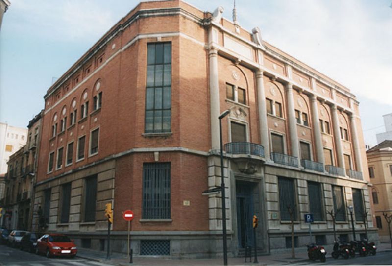 Fachada exterior del Edificio del Centro Asociado de Tortosa (Tarragona), sito en la Calle Cervantes, número 17 (1998).
