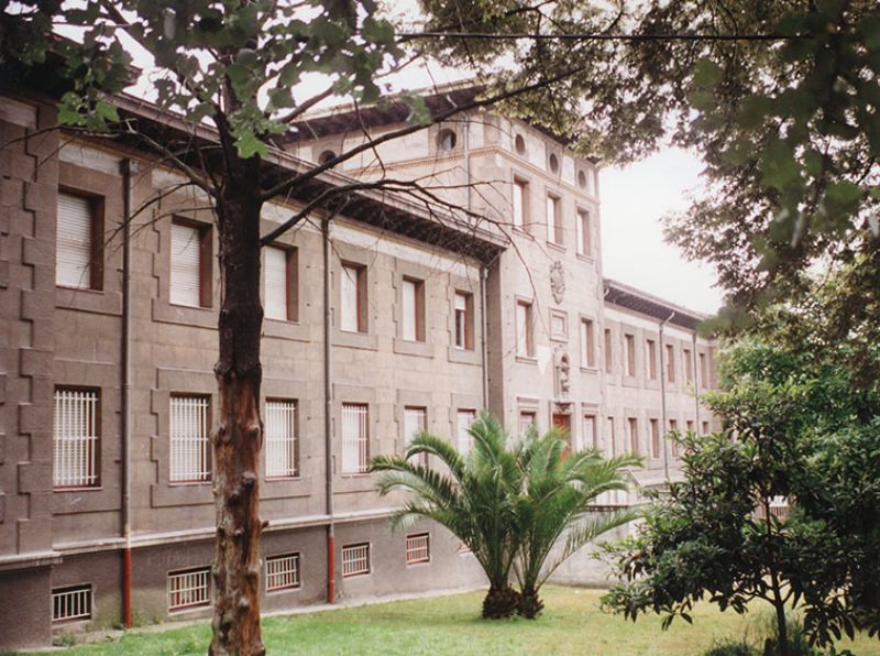 Fachada del Palacio Lexarza, edificio neoclásico tardío que acoge la sede del Centro Asociado de Vizcaya (1996).