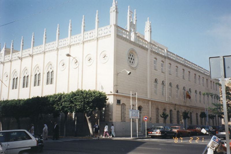 Fachada principal del Centro Asociado de Melilla, que comparte edificio con el Centro Cultural Federico García Lorca (1996).