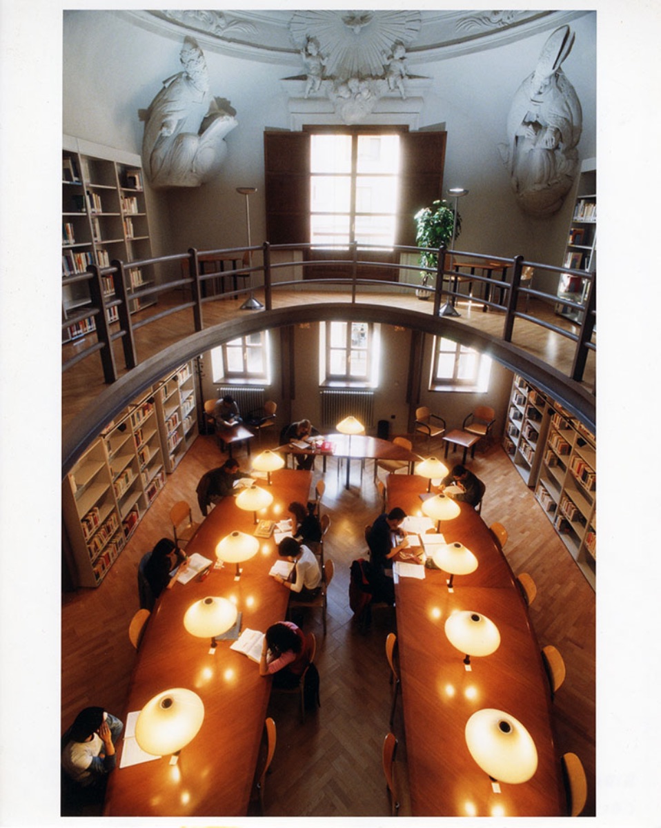Sala de   lectura de la Biblioteca del Centro Asociado de Calatayud, instalada en un   espacio que originariamente fue la gran caja de escaleras que unía el Colegio   de los jesuitas con la contigua iglesia de San Juan (Imagen de Carlos   Serrano)