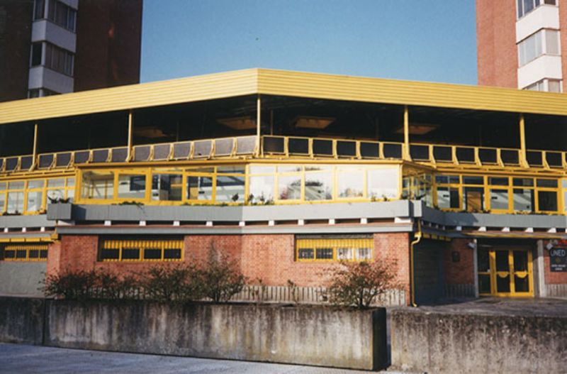 Fachada del centro asociado de Ourense (1992).