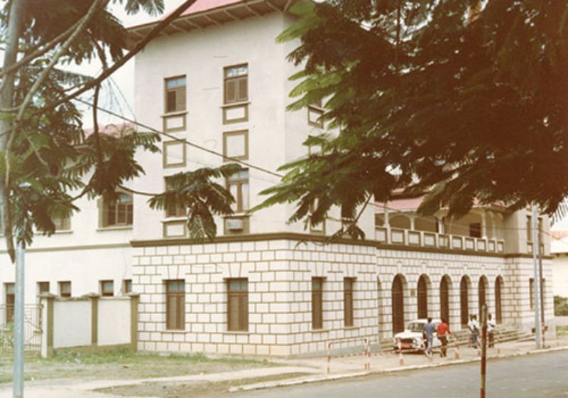 Vista parcial de la fachada del edificio del Centro Cultural Hispano Guineano (Malabo), sede del Centro Asociado de la UNED desde 1981. El edificio, inaugurado el 18 de julio de 1956, fue el Instituto de Enseñanza Media Cardenal Cisneros (1983).