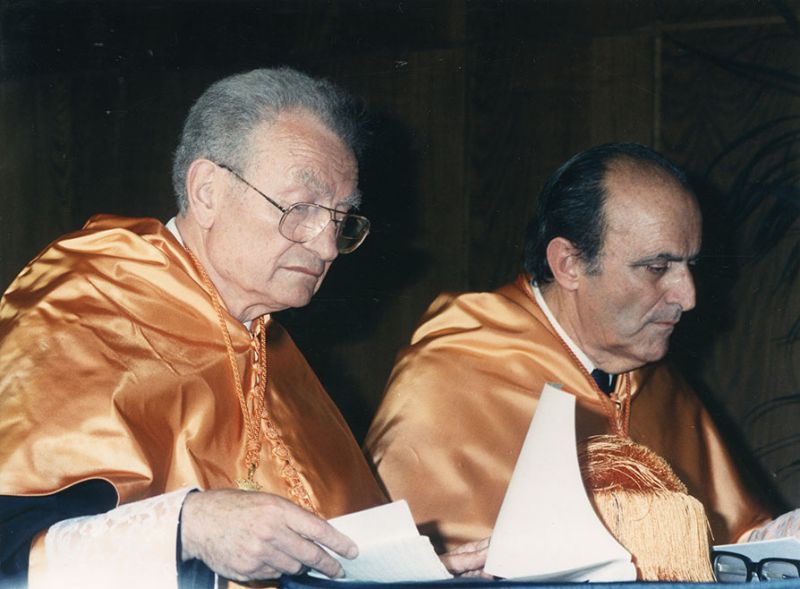 Paul Anthony Samuelson, junto a su padrino, el Catedrático Enrique Fuentes Quintana, en los momentos previos a ser investido "Doctor Honoris Causa" (Imagen de Estudio Fotográfico Portillo, 1989).
