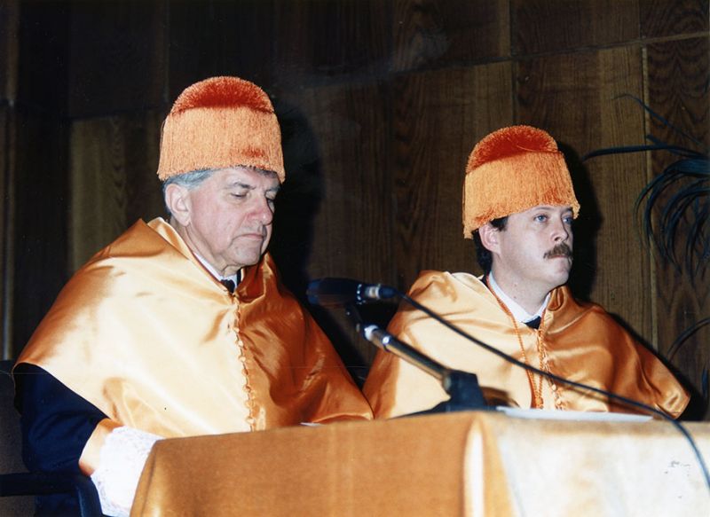 El recién nombrado "Doctor Honoris Causa", el economista Merton H. Miller, pronunciando su discurso de investidura. Viste traje académico, muceta y birrete de color naranja (Imagen de Jesús Mendo, 1990).