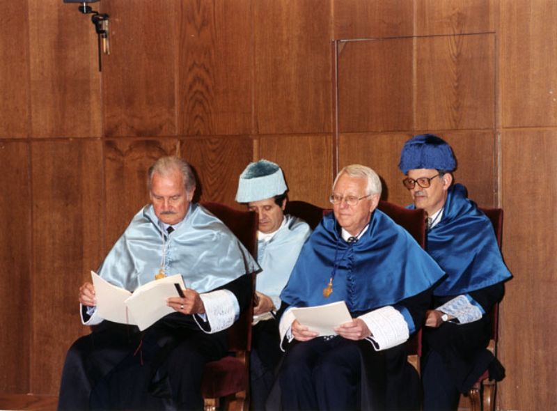 Imagen de Carlos Fuentes y Karl Johan Aström sentados junto a sus padrinos, Antonio Lorente y Sebastián Dormido en los momentos previos a su investidura como "Doctor Honoris Causa" (Imagen de Jesús Mendo, 2000).