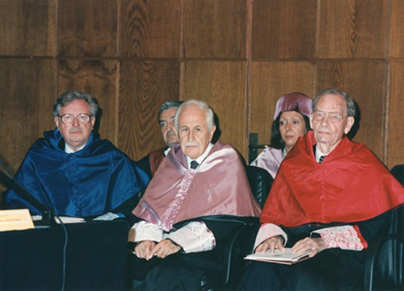 Imagen de los tres candidatos al Grado de Doctor Honoris Causa, de izquierda a derecha: Kenneth S.W. Sing, José Luis Pinillos Díaz y Hermann Mosler (Imagen de Jesús Mendo, 1996).