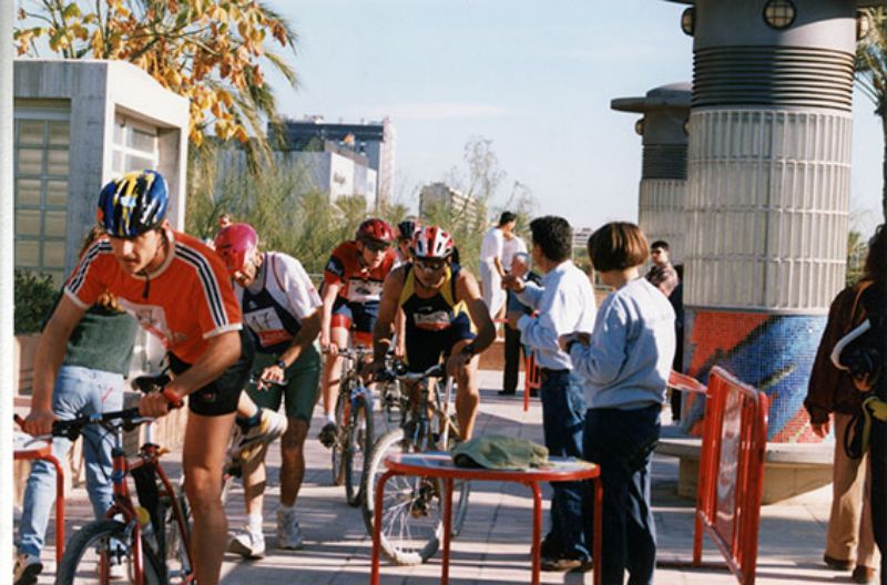 Imagen de los atletas participantes en el Duatlon organizado por el Centro de la UNED en Alzira-Valencia (1998).
  