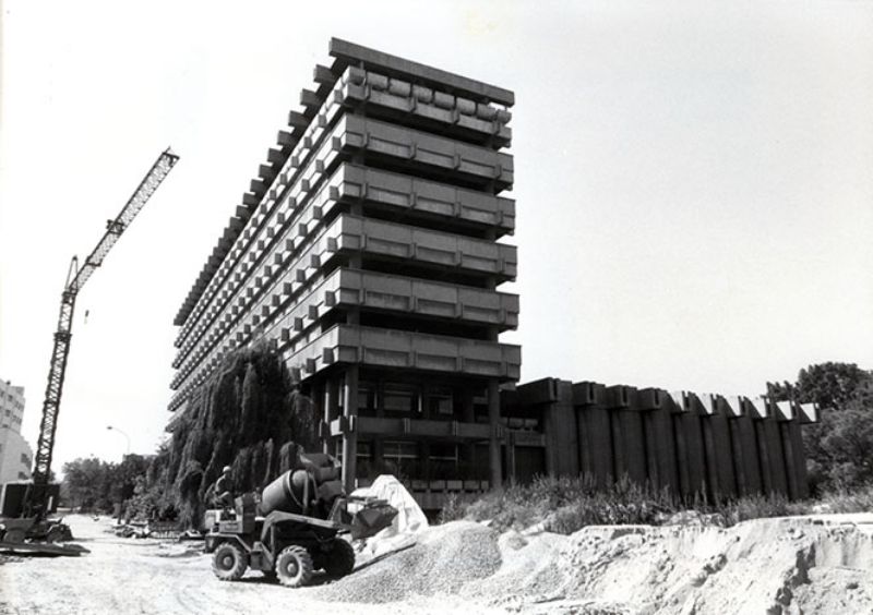 Remodelación del edificio de Humanidades, antiguo Colegio Mayor Siao-Sin (Imagen de A.V. Gilbert-A. Rigaud, 1983)