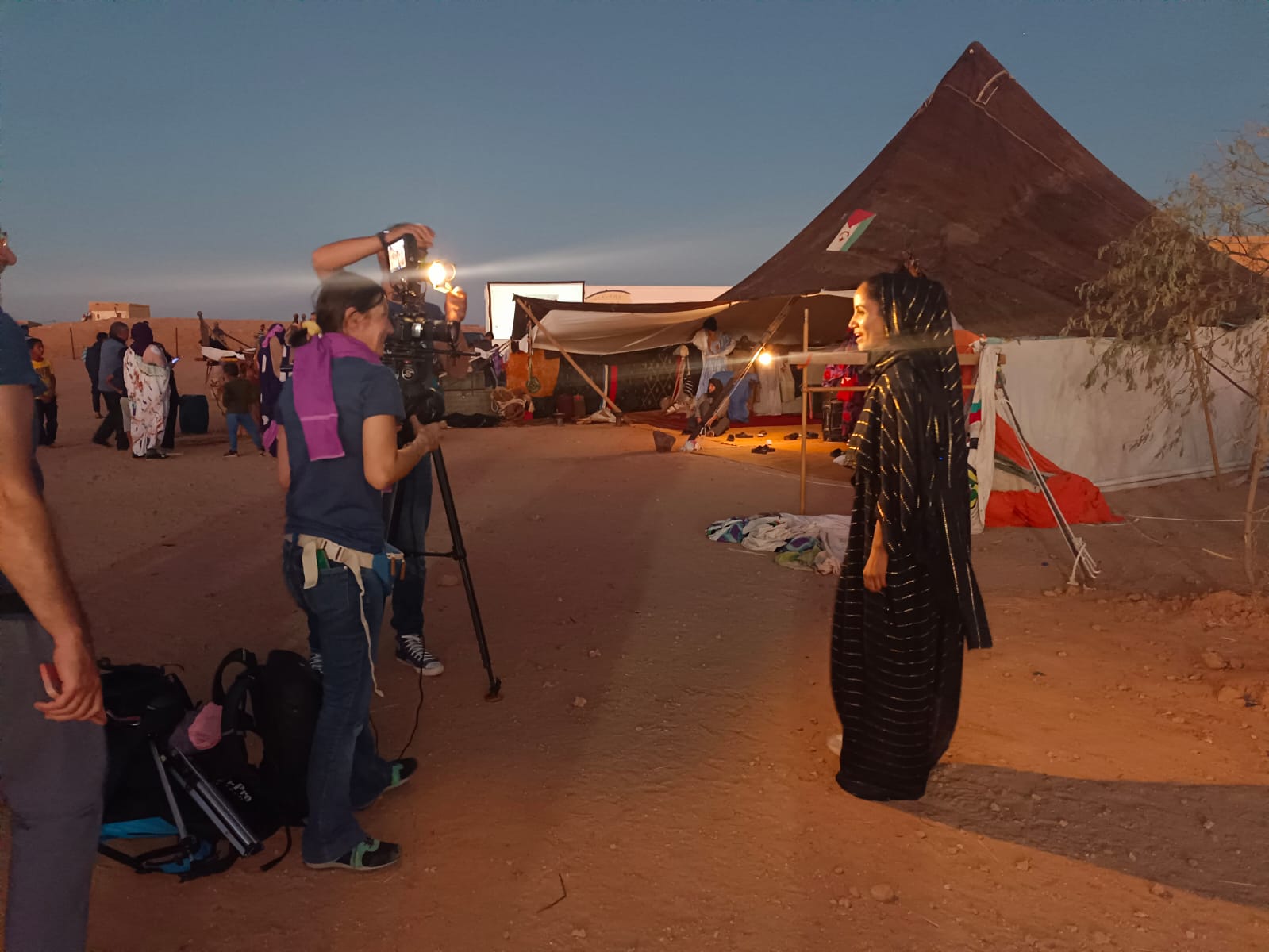 La UNED viaja al Sahara Occidental para participar en el Festival Internacional de Cine del Sáhara (FiSahara) Auserd, 2022. Beatriz Pérez Galán (Dpto. de Antropología, UNED) Yolanda Prieto (realizadora UNED MEDIA) directoras de la serie, y Juan Manuel Segura (cámara UNED MEDIA)