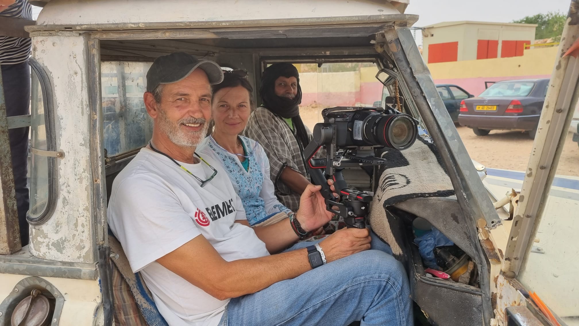 La UNED viaja al Sahara Occidental para participar en el Festival Internacional de Cine del Sáhara (FiSahara) Auserd, 2022. Beatriz Pérez Galán (Dpto. de Antropología, UNED) Yolanda Prieto (realizadora UNED MEDIA) directoras de la serie, y Juan Manuel Segura (cámara UNED MEDIA)