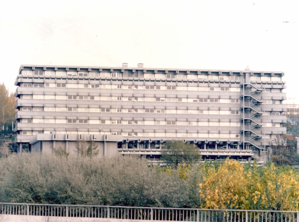 Vista   general de la fachada posterior del edificio de Humanidades de la calle Senda   del Rey (Madrid) tras su rehabilitación (1985)