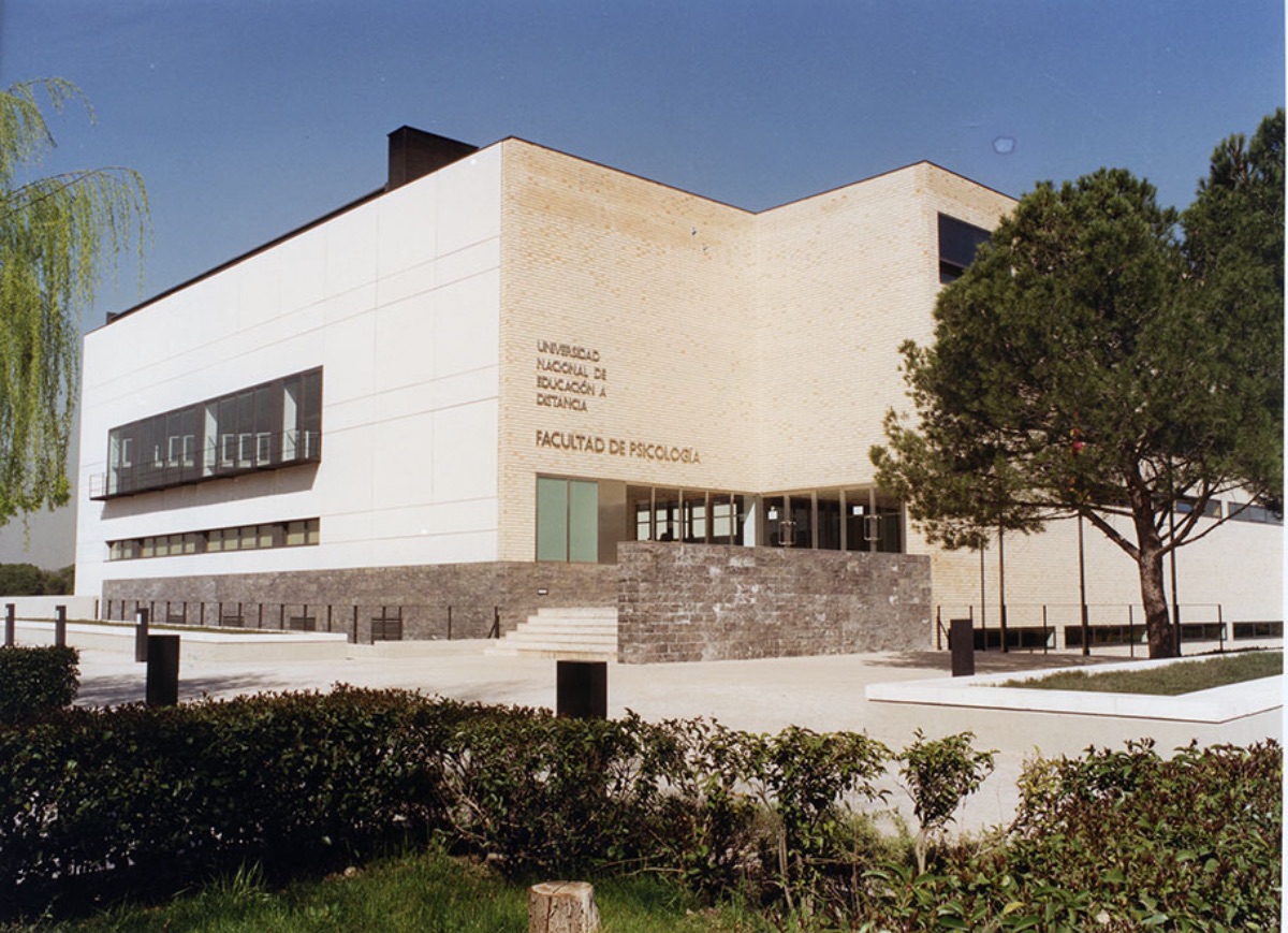 Vista   general del edificio de la Facultad de Psicología, inaugurado en febrero de   1995 (Imagen de Jesús Mendo, 1997)