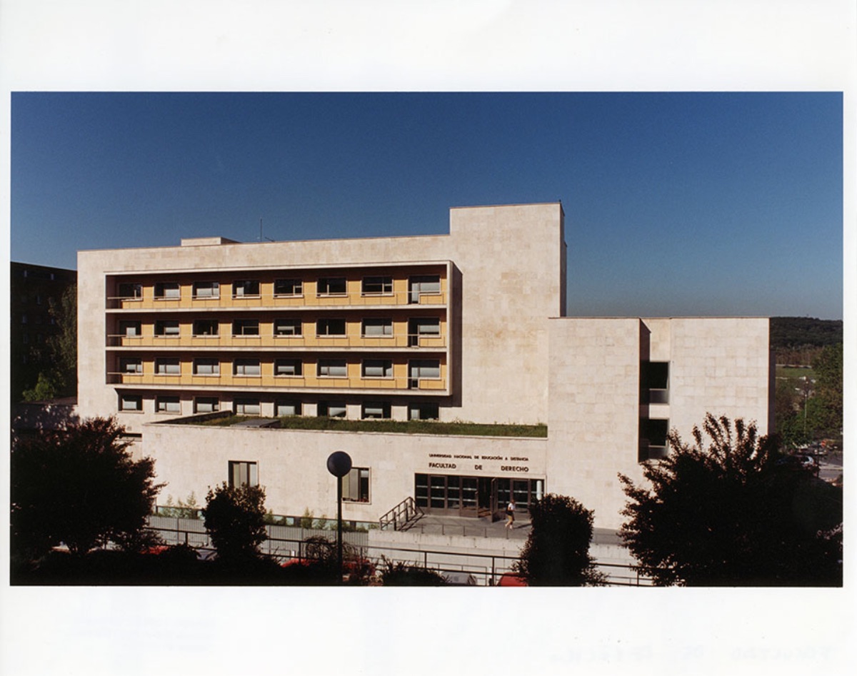 Fachada   principal del edificio de la Facultad de Derecho cuya inauguración tuvo lugar   el 21 de mayo de 1997 (Imagen de Carlos Serrano)