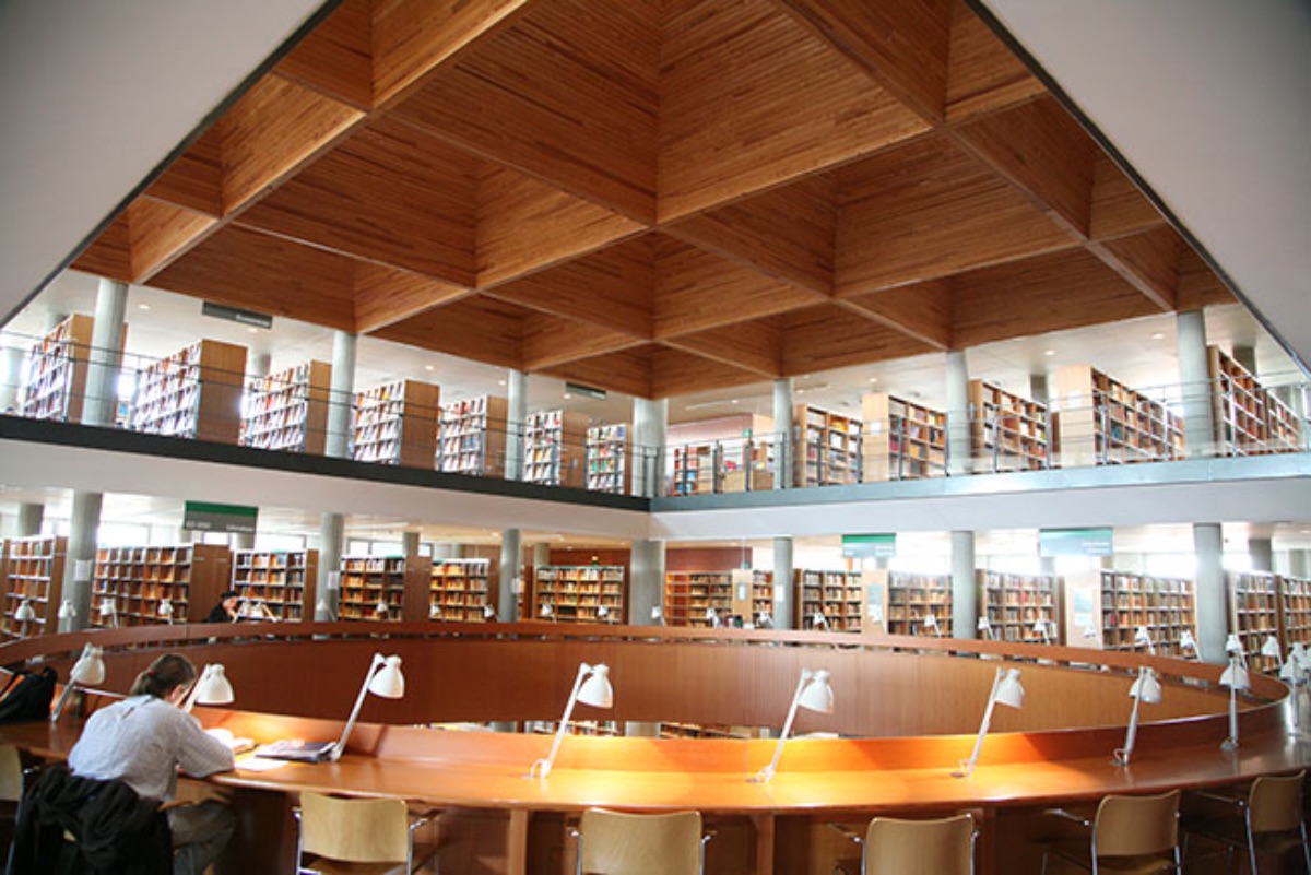 Vista   de una de las salas de lectura de la Biblioteca Central. Este edificio fue   construido por el arquitecto José Ignacio Linazasoro e inaugurado el 5 de   diciembre de 1994 (Imagen de Jesús Mendo, 2009)