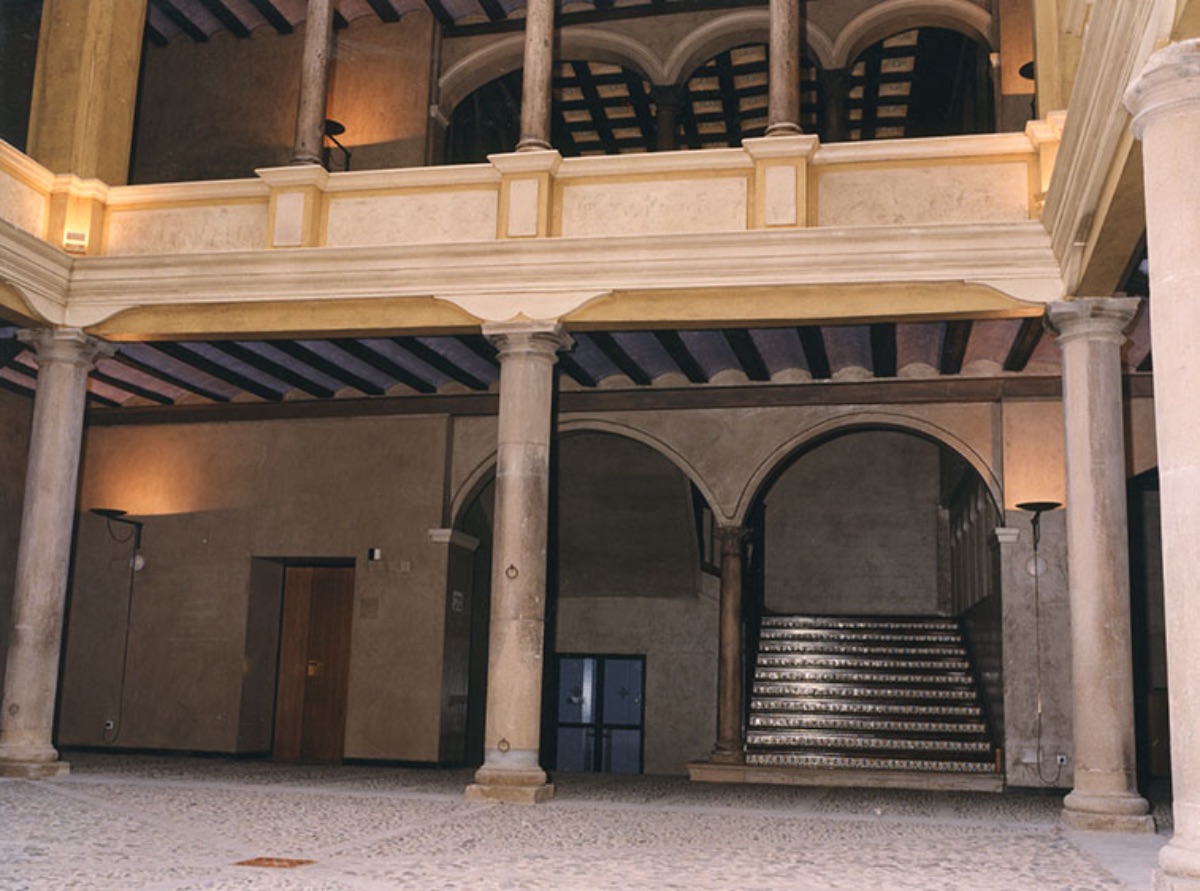 Patio   interior del Palacio del Marqués de San Adrián, sede del Centro Asociado de   Tudela, Navarra