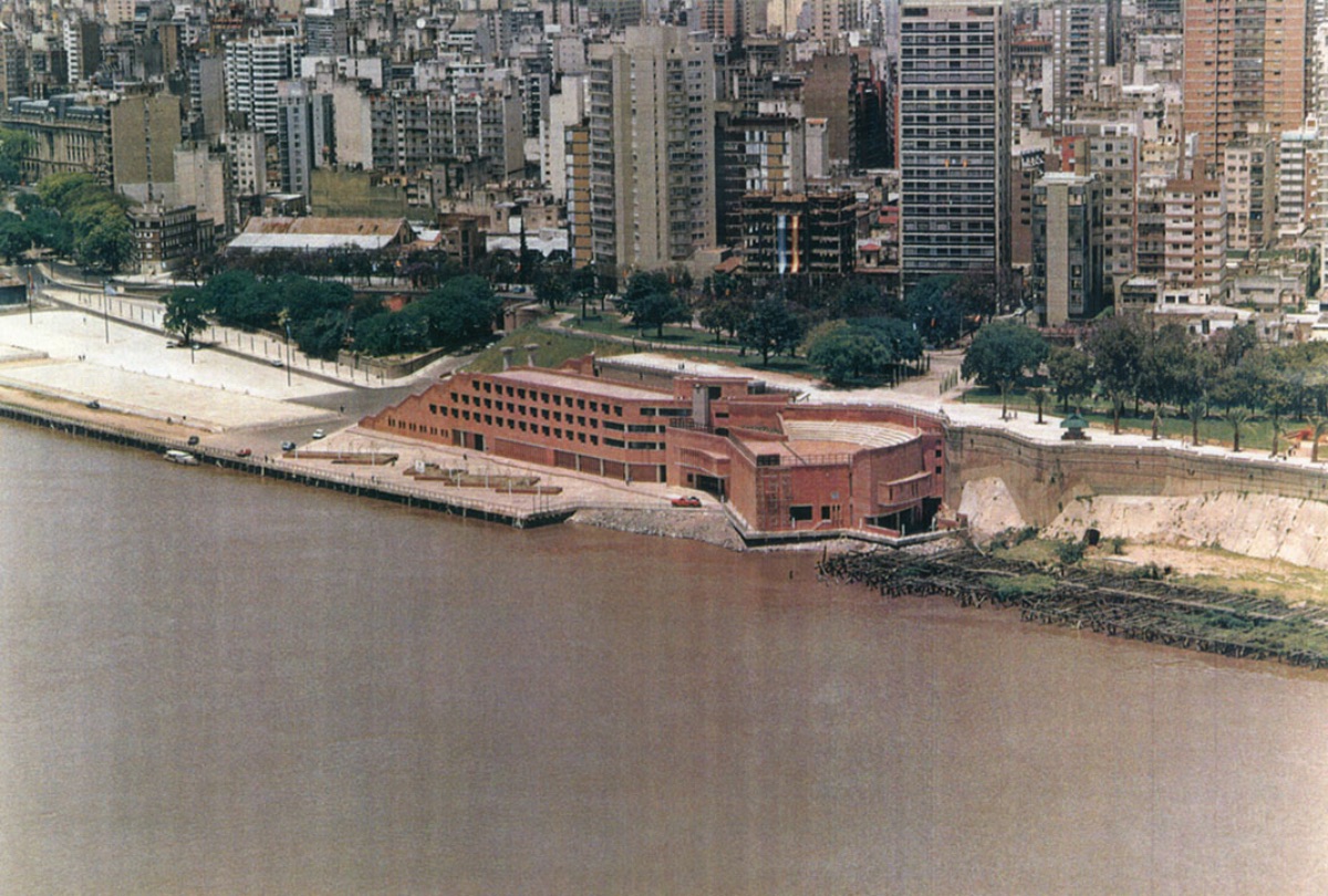 Vista   aérea del Complejo Cultural Parque de España, donde funciona el Centro de   Apoyo de la UNED en Rosario (Argentina), a orillas del Rio Paraná. 
