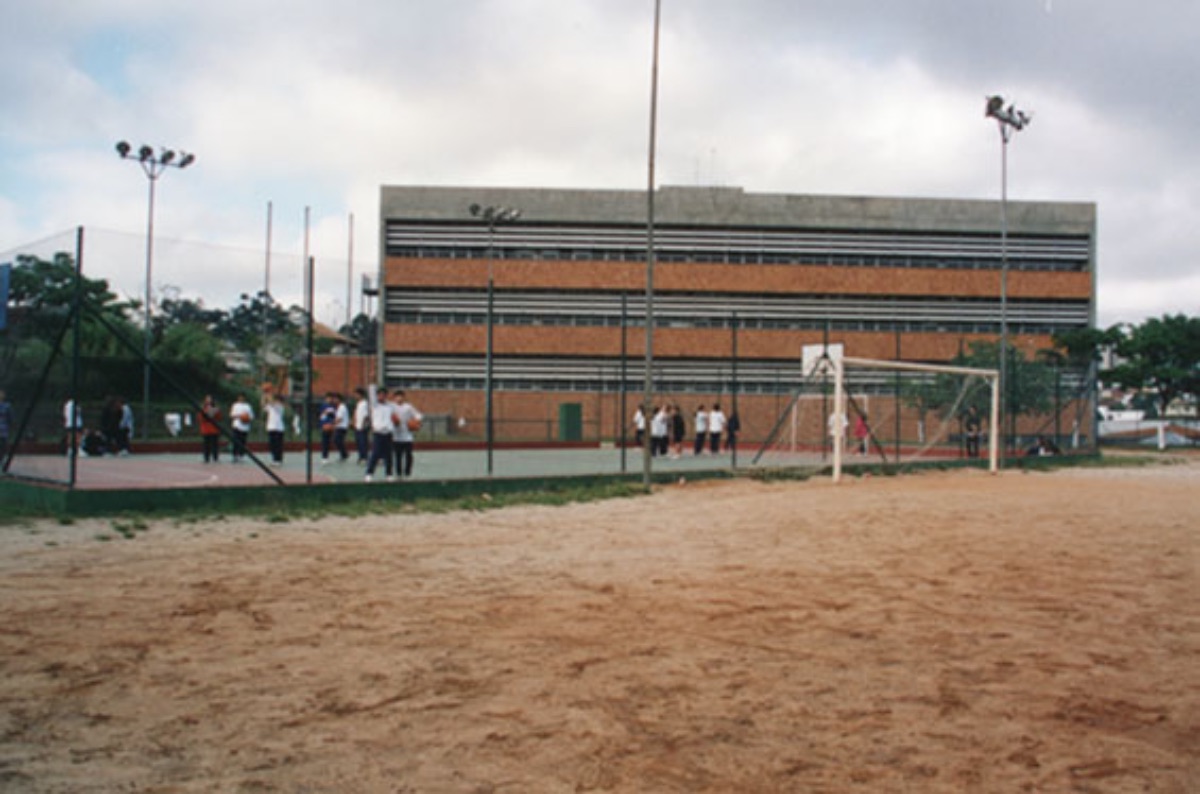Niños   jugando al baloncesto en las instalaciones del Colegio Español Miguel de   Cervantes, sede del Centro de Apoyo de la UNED en Sao Paulo, Brasil