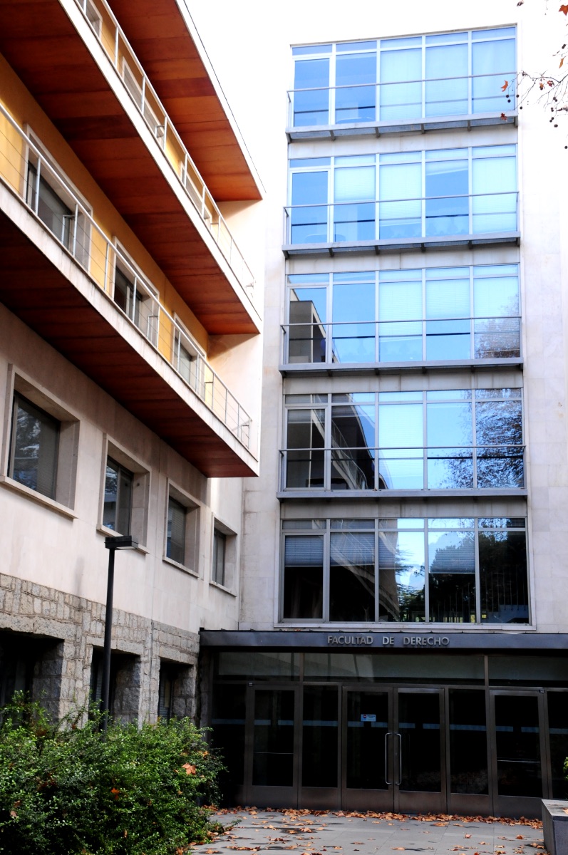 Acceso   a la Facultad de Derecho de la UNED en Madrid