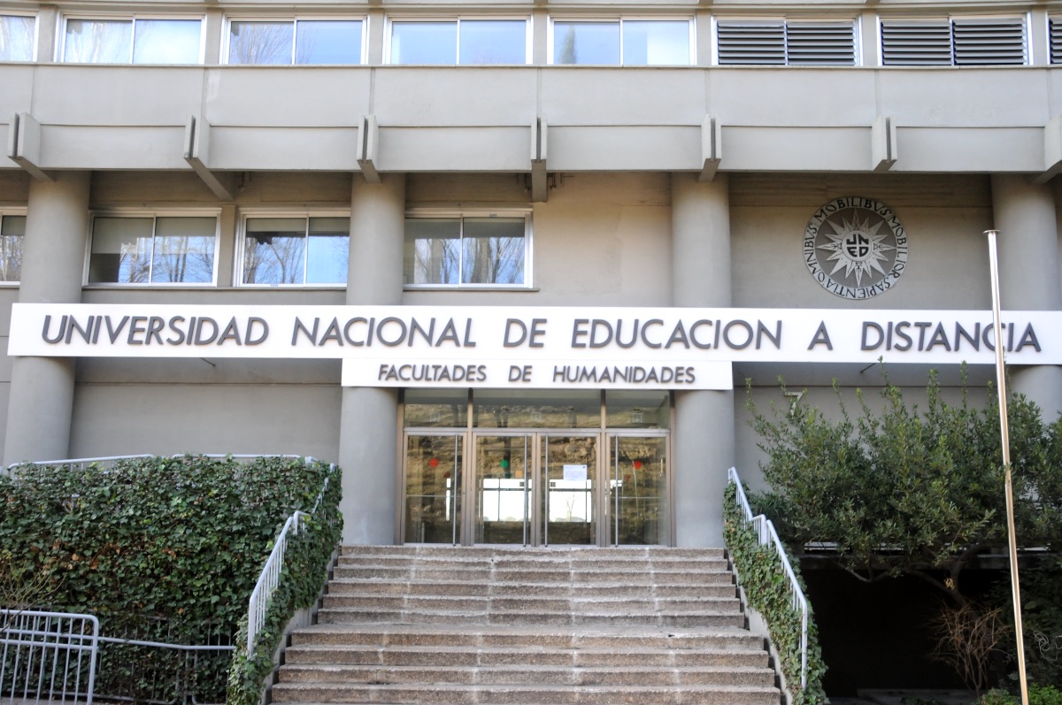 Acceso   principal de la Facultad de Humanidades de la UNED en Madrid