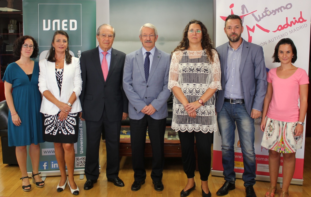 El   Rector Alejandro Tiana Ferrer, y Manuel Nevado Ojeda, Presidente de la   Federación Autismo Madrid en la firma del convenio de colaboración con el que   se inicia el curso  de Especialista en   Trastornos del Espectro del Autismo (TEA) (2015)