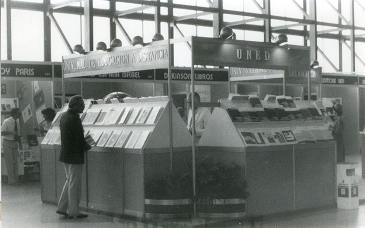 El   stand de la UNED en la Feria Internacional del Libro (Liber), celebrada en el   Palacio de Cristal de la Casa de Campo de Madrid entre el 4 y 9 de octubre de   1983