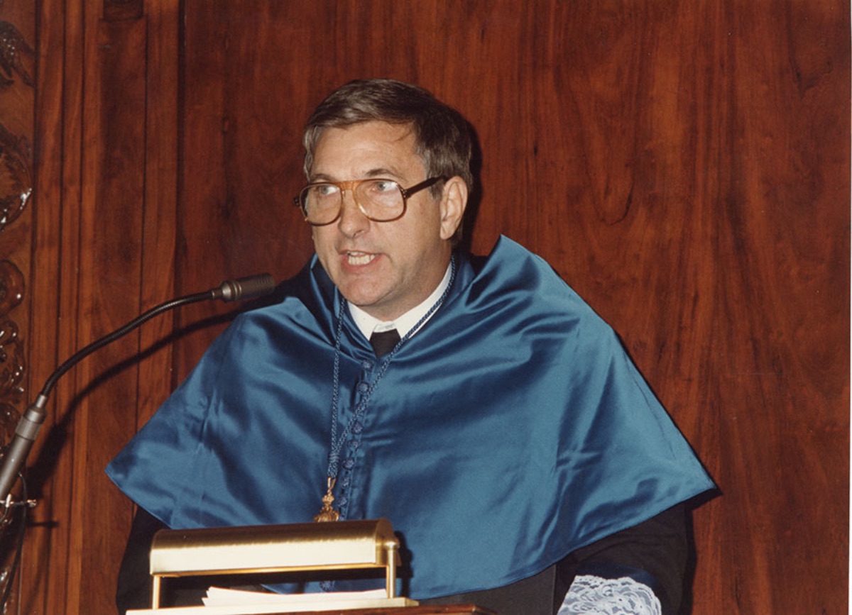 Alan   Roy Katritzky, investido Doctor Honoris Causa, realiza su discurso de   agradecimiento desde el atril  (Imagen   de Estudio Fotográfico Portillo, 1986)