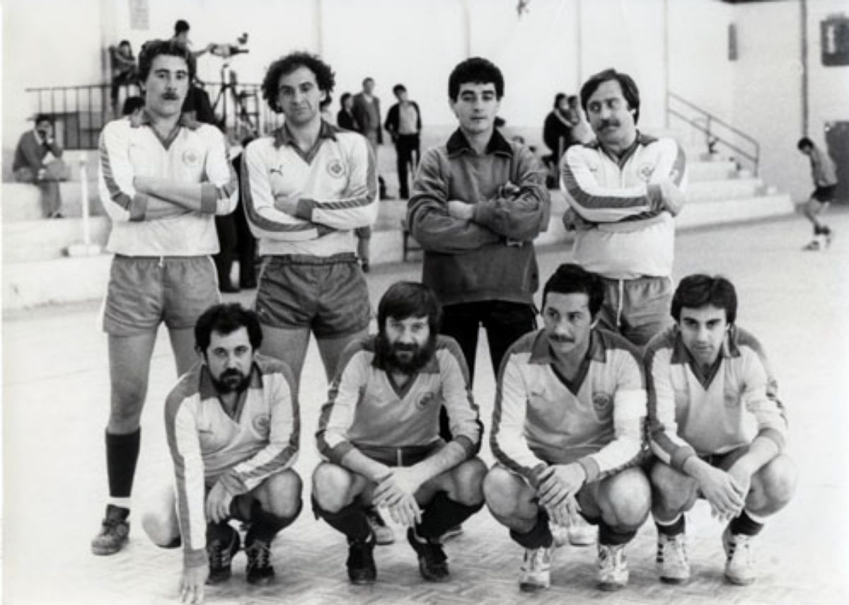 Retrato   colectivo de los miembros del equipo de fútbol sala de la UNED vestidos con   el uniforme (1983)